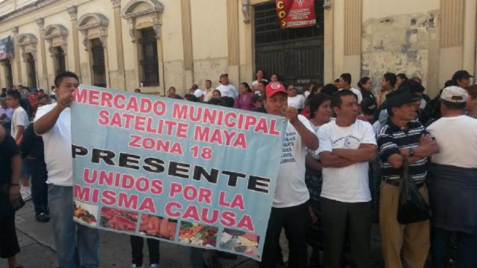 Vendedores de varios mercados municipales realizan una protesta frente al Congreso. (Foto:Soy502)