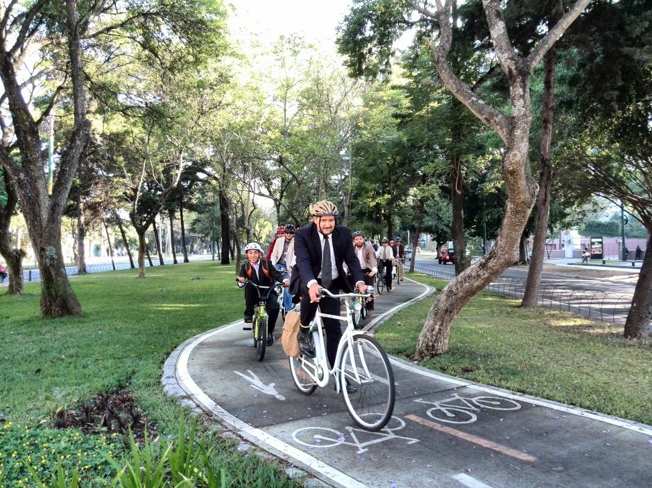 Los miembros del grupo BiCiudad fueron a trabajar este martes en bicicleta, ataviados con las vestimentas habituales. &nbsp;(Foto: BiCiudad)