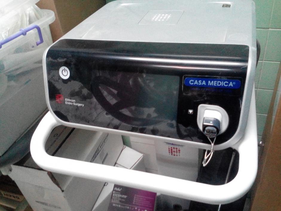 Esta es una de las m&aacute;quinas adquiridas por el IGSS que se encuentra empolvada en un pasillo del &aacute;rea de operaciones. (Foto: Archivo/Soy502)