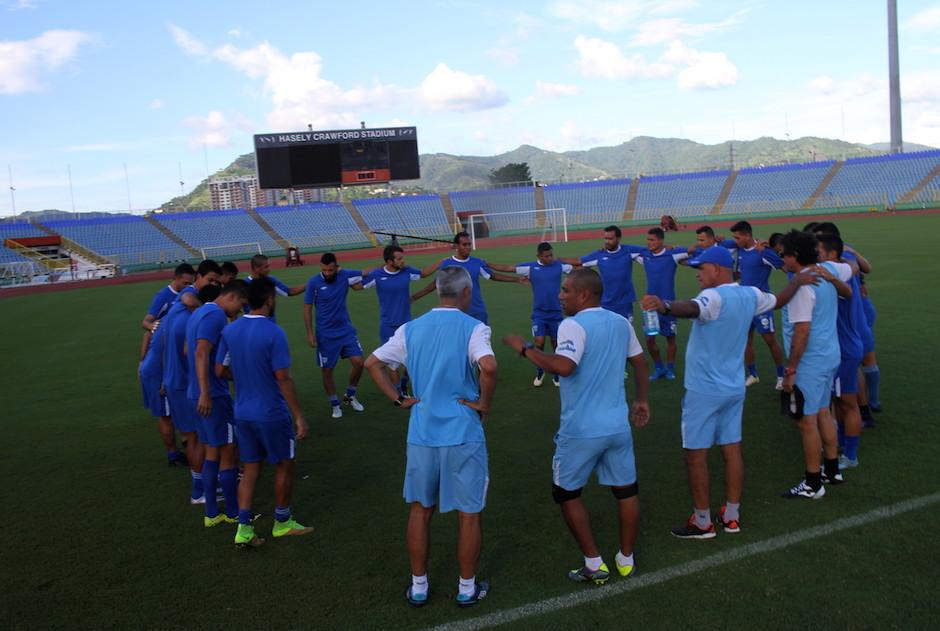 La Bicolor en su entreno en el estadio Hasely Crawford. (Foto: Luis Barrios/Soy502)