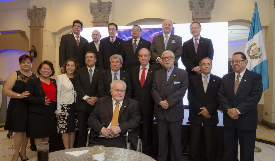 Firmantes del acta y miembros de UGAP, en la celebraci&oacute;n de sus 25 a&ntilde;os. (Foto: George Rojas /Soy502)