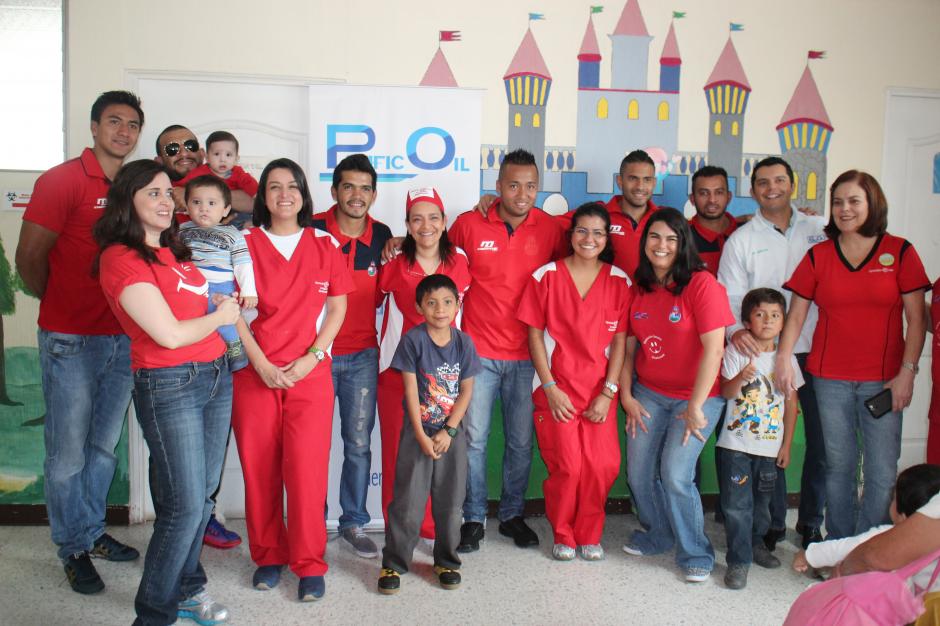 Seis jugadores de Municipal compartieron con los ni&ntilde;os de Operaci&oacute;n Sonrisa. (Foto: Douglas Suruy/Soy502)