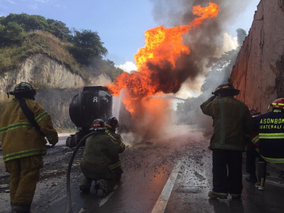 Un cami&oacute;n cisterna que transportaba combustible se incendi&oacute; en la ruta al Atl&aacute;ntico. (Foto: Allan Lima/Nuestro Diario)