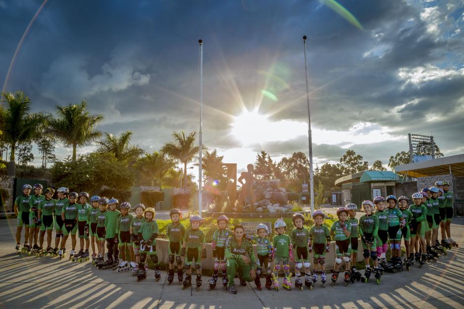 Clases gratuitas de patinaje alegran las tardes de decenas de niños de la ciudad. (Foto: George Rojas/Soy502)