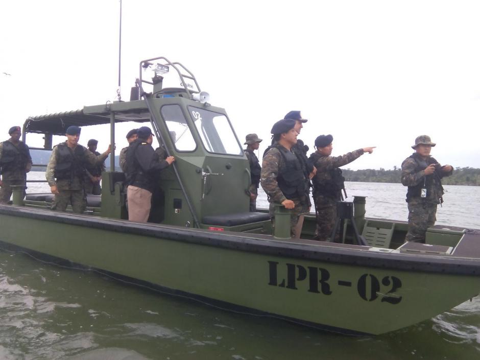 Las autoridades guatemaltecas estaban preparadas para recibir a las embarcaciones que pretendían izar la bandera de Belice en el islote. (Foto: Minex)