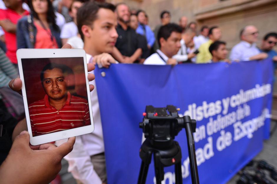 Las fotograf&iacute;as de los reporteros abatidos a tiros son portadas por los inconformes. (Foto Wilder L&oacute;pez/Soy502)