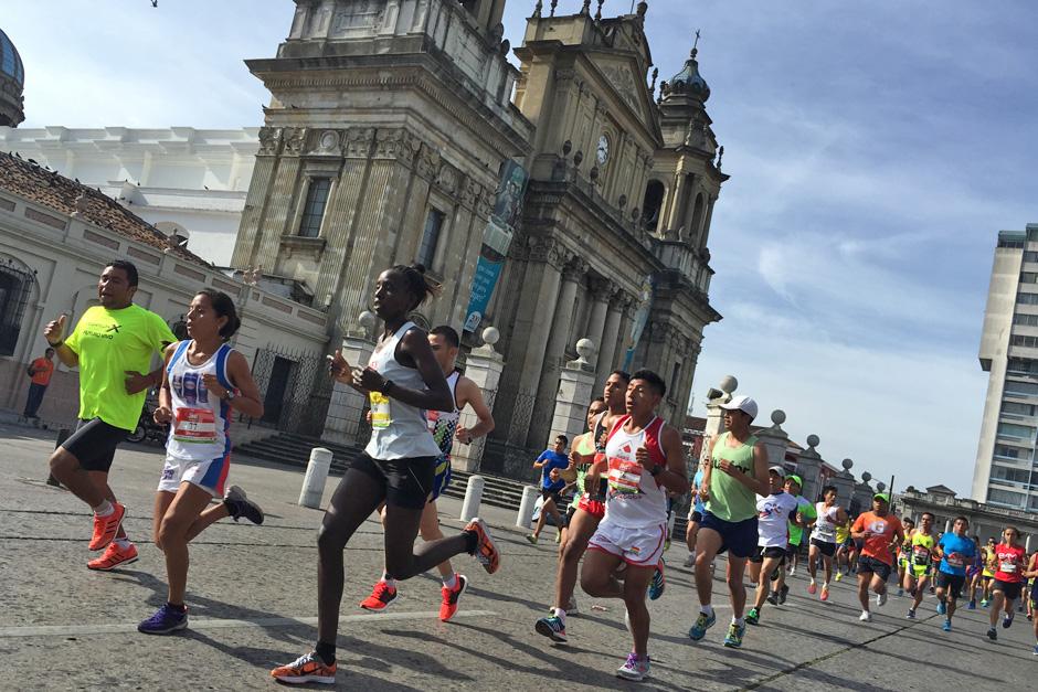 Merlin Chalí seguida de la keniata&nbsp;Leah Jebiwot a su paso frente a la Catedral Metropolitana. (Foto: José Dávila/Soy502)
