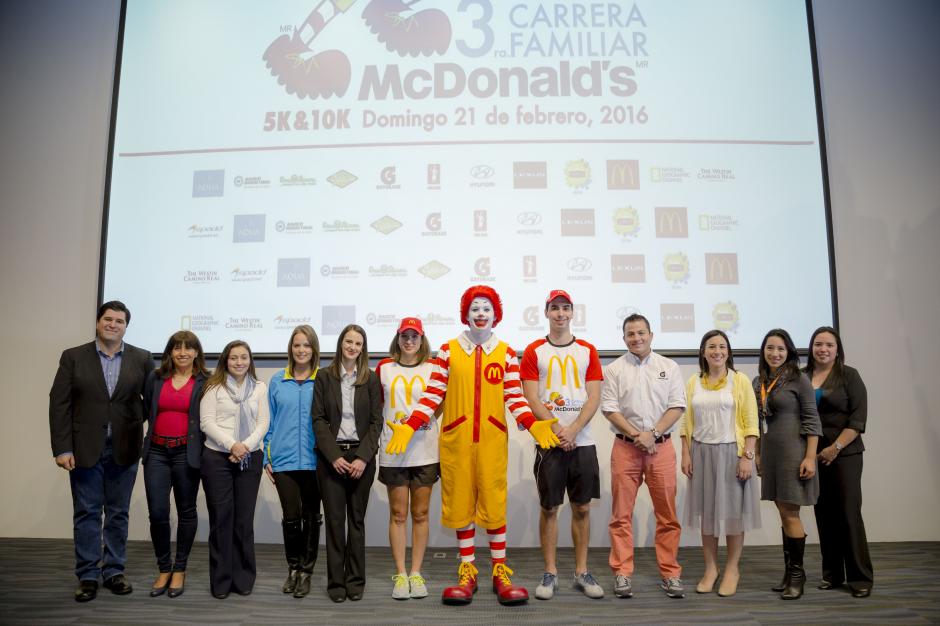 Ronald McDonald junto a los representantes de cada uno de los patrocinadores de la "Tercera Carrera Familiar McDonald&acute;s". (Foto: George Rojas/Soy502)