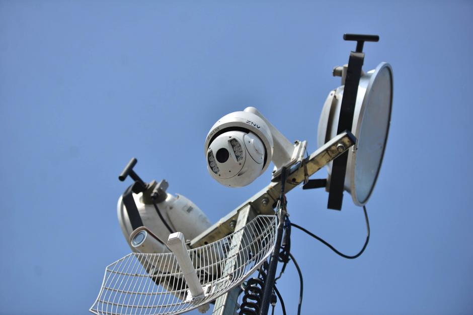 El viceministro de Gobernaci&oacute;n explic&oacute; que la antena ubicada en los equipos sirve para que transmitan la informaci&oacute;n de manera inal&aacute;mbrica a un receptor. (Foto Wilder L&oacute;pez/Soy502)