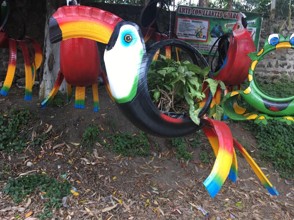 Los maceteros creados por C&eacute;sar Augusto Guarcas atraen a los automovilistas que se conducen sobre la ruta de Antigua Guatemala hacia Ciudad Vieja. (Foto: Fredy Hern&aacute;ndez/Soy502)