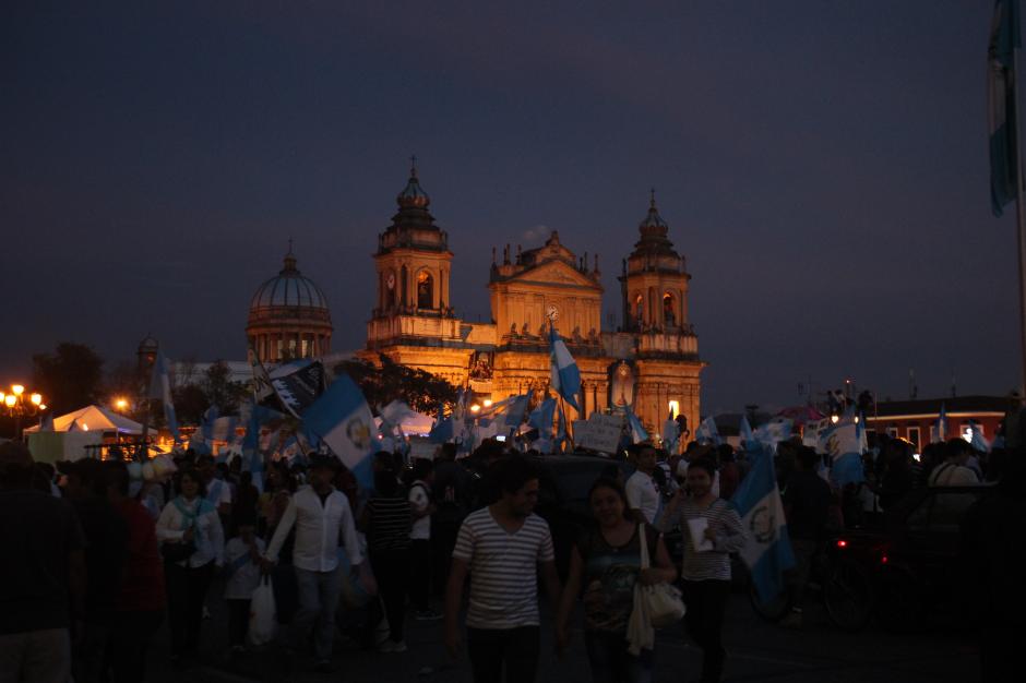 Los guatemaltecos no dejaron que la noche los ahuyentara. Sus exigencias se extendieron por varias horas en la Plaza de la Constituci&oacute;n. (Foto: Alejandro Bal&aacute;n/Soy502)