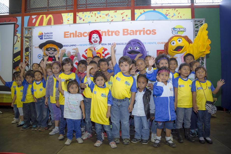 Ni&ntilde;os del proyecto Entre Barrios "Hoodlinks", posan junto a Ronald McDonald. (Foto: Soy 502)