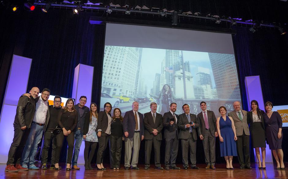 Los ganadores de la noche, galardonados con el Gran Effie Awards 2015, el Banco Industrial y agencia el Taier DDB, con el caso "No se olvida de d&oacute;nde se viene". (Foto: George Rojas/Soy502)