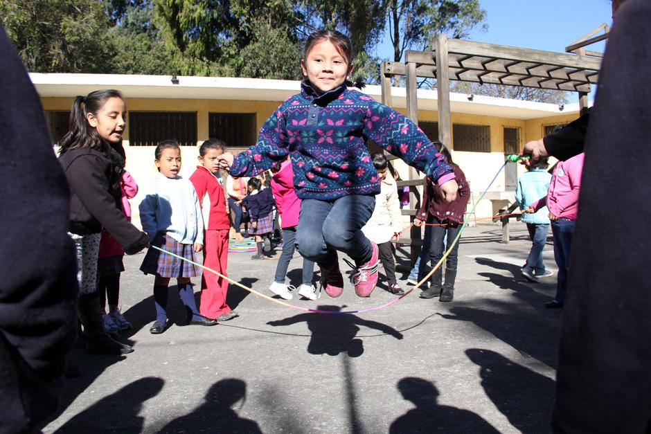 Las ni&ntilde;as de la Escuela Tipo Federaci&oacute;n Jose Joaqu&iacute;n Palma, en la zona 12 capitalina, iniciaron el ciclo escolar 2014 con juegos tradicionales. (Luis Barrios/Soy502)