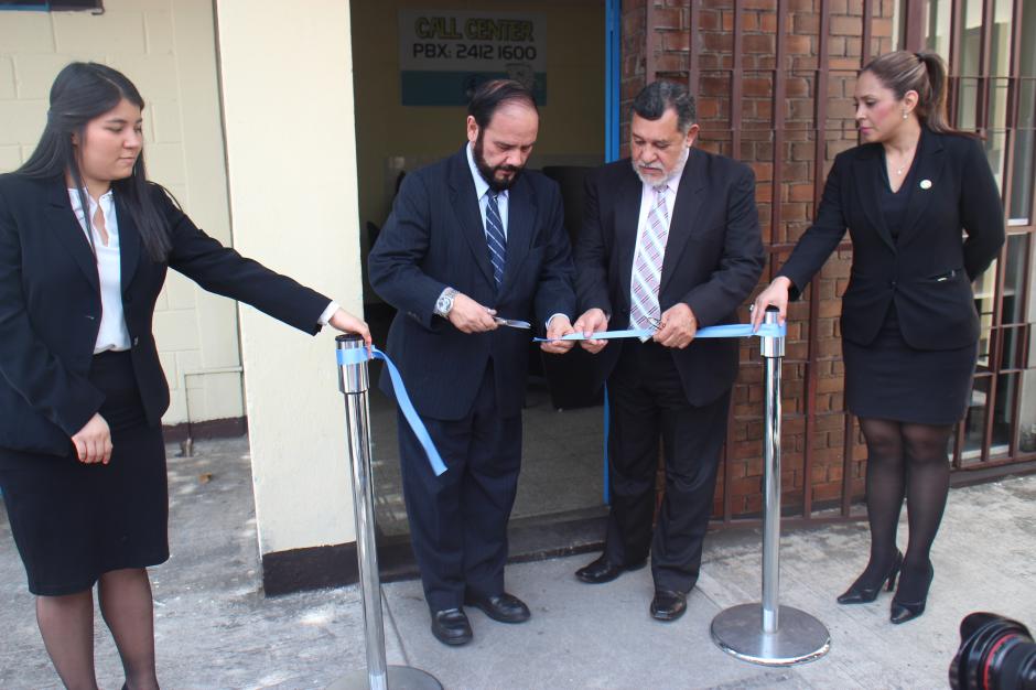Leopoldo Guerra, director del Registro de Ciudadanos, y Leonel Escobar, Jefe de inscripci&oacute;n y elaboraci&oacute;n del Padr&oacute;n Electoral cortan la cinta para inaugurar el centro de informaci&oacute;n. (Foto: Alejandro Bal&aacute;n/Soy502)