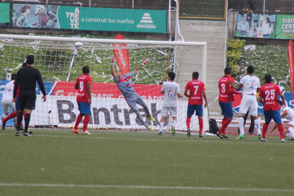 Una de muchas salvadas del guardameta rojo Santiago Morandi. (Foto: Jos&eacute; D&aacute;vila/Soy502)