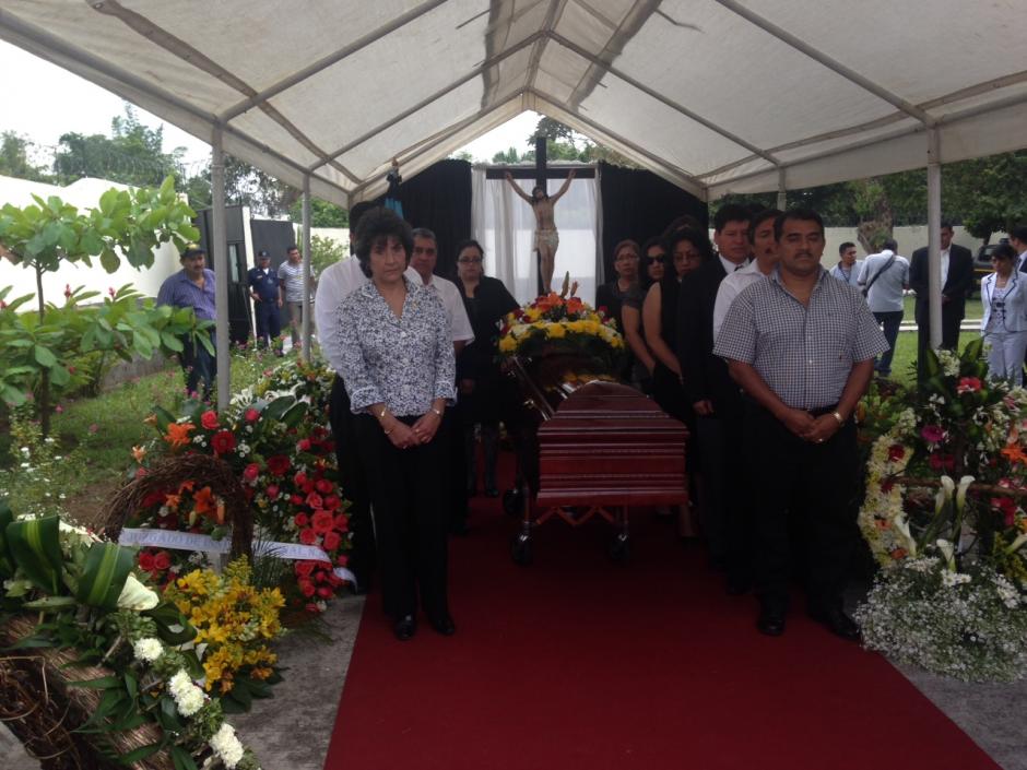 El magistrado de la CSJ C&eacute;sar Barrientos ser&aacute; sepultado hoy. En la imagen, jueces hacen guardia en la sede del OJ de Mazatenango. (Foto:Soy502)