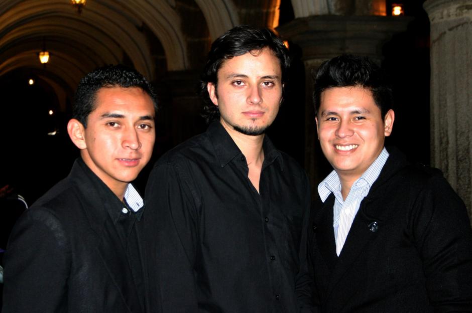 Juan Pablo Xoc (izq), Roberto Santos, Juan Carlos De Le&oacute;n son estudiantes de d&eacute;cimo semestre de ingenier&iacute;a en sistemas en la Universidad Mariano G&aacute;lvez, con sede de Antigua. Gracias a su proyecto fueron los finalistas de Desarrollando America Latina 2013 en Guatemala.