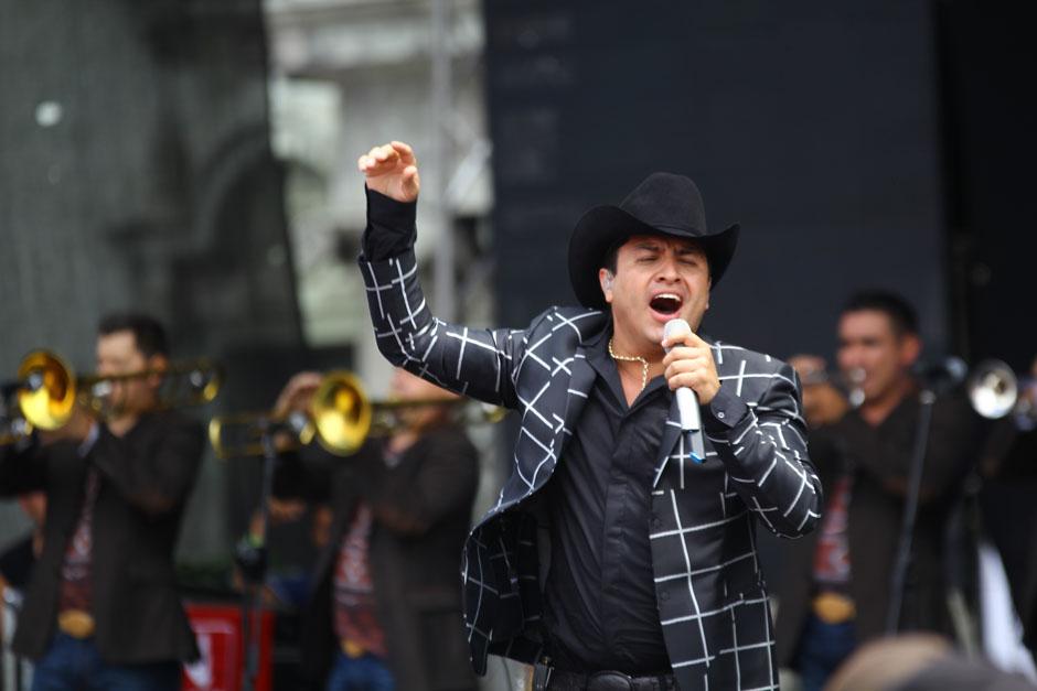 El cantante Juli&oacute;n &Aacute;lvarez y su Norte&ntilde;o Banda amenizaron la asamblea nacional del Lider en la Plaza de la Constituci&oacute;n. (Foto: Alexis Batres)