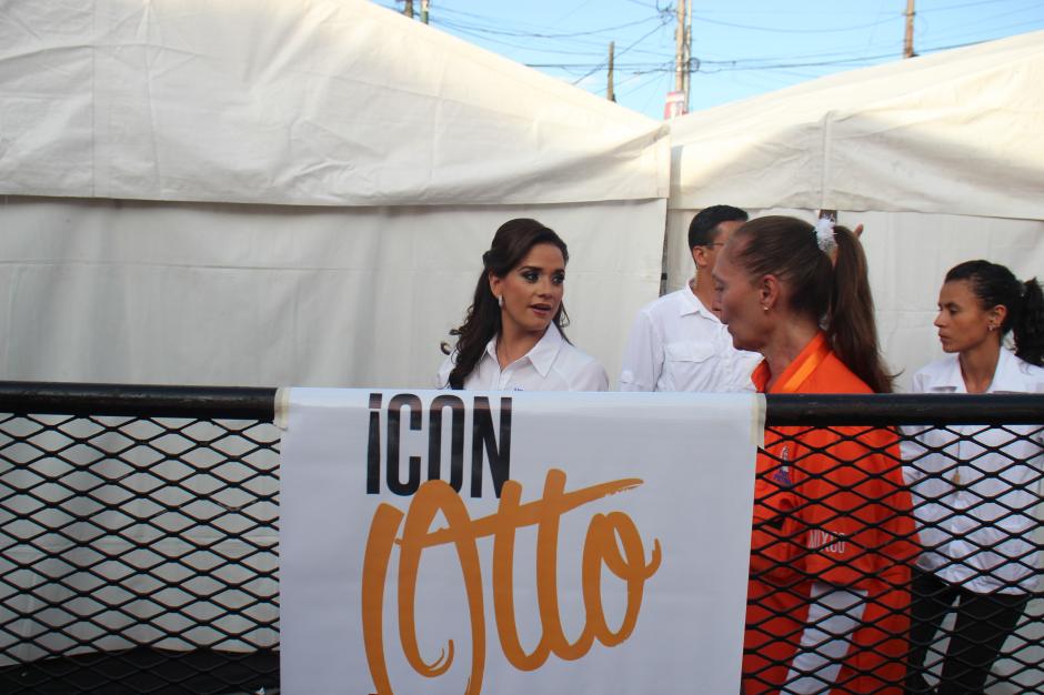 Stella Alonzo, conviviente de Otto P&eacute;rez Leal, se prepara para subir al escenario durante el cierre de campa&ntilde;a, el pasado domingo. (Foto: Alejandro Bal&aacute;n/Soy502)