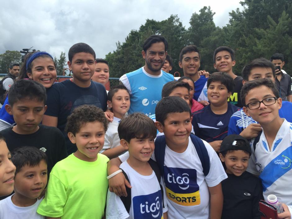 Carlos Ruiz fue uno de los jugadores que recibi&oacute; m&aacute;s atenci&oacute;n por parte de los ni&ntilde;os que compartieron con la Azul y Blanco. (Foto: Orlando Chile/Nuestro Diario)