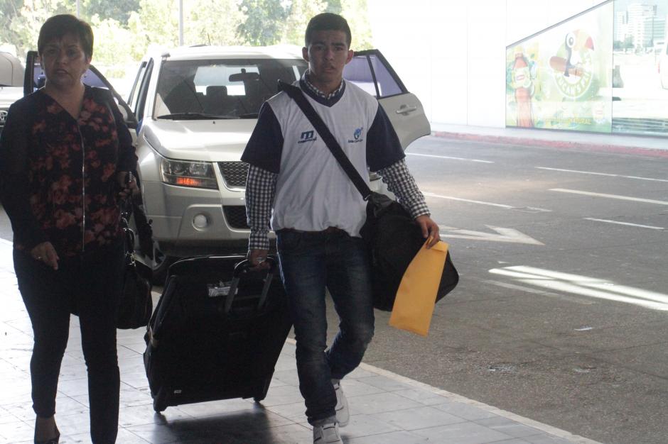 Luis Pablo Samayoa a su llegada al aeropuerto "La Aurora". (Foto: Douglas Suruy/ Soy502)