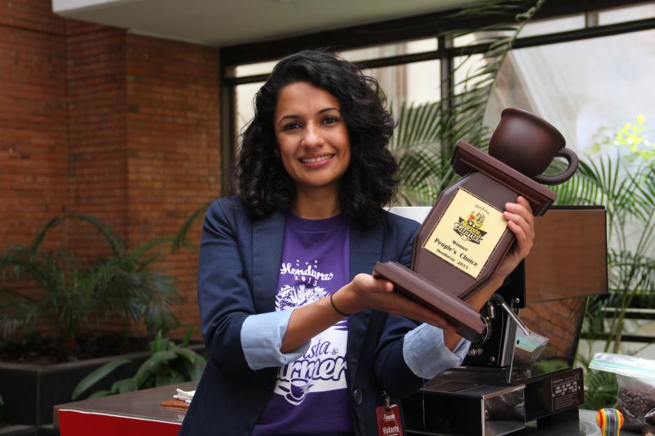 Stephany D&aacute;vila muestra el trofeo que la acredita como la preferida de la gente en el concurso de Barista and Farmer. (Foto: Fredy Hern&aacute;ndez/Soy502)