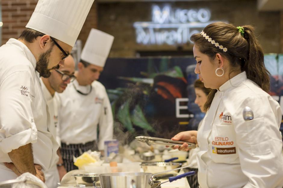 Esther Samayoa cocinando frente a la rigurosa supervisi&oacute;n de los jueces. (Foto: George Rojas/Soy502)