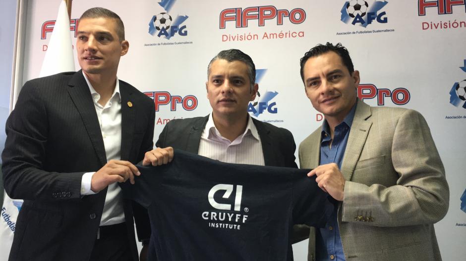 Cristian &Aacute;lvarez, Luis Arboleda y Carlos Figueroa posan para la foto tras la firma del convenio. (Foto: Luis Barrios/Soy502)