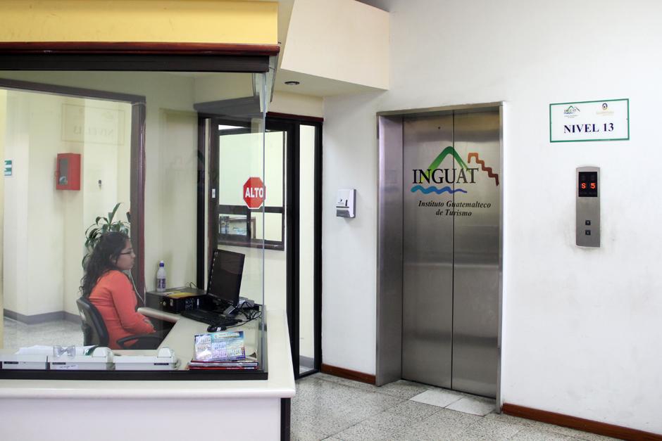 Ese Alto colocado en la puerta, cumple su funci&oacute;n. Hace cinco d&iacute;as Soy502 intent&oacute; ingresar al nivel 13 del Inguat donde se encuentran las oficinas de la Secretar&iacute;a de Comunicaci&oacute;n Social de la Presidencia, y donde el diputado Orlando Blanco acusa al gobierno de tener un "call center" para espiar e incidir en las redes sociales, pero el acceso fue negado y se logra solo con autorizaci&oacute;n de la Secretar&iacute;a. (Foto: Luis Barrios/Soy502)