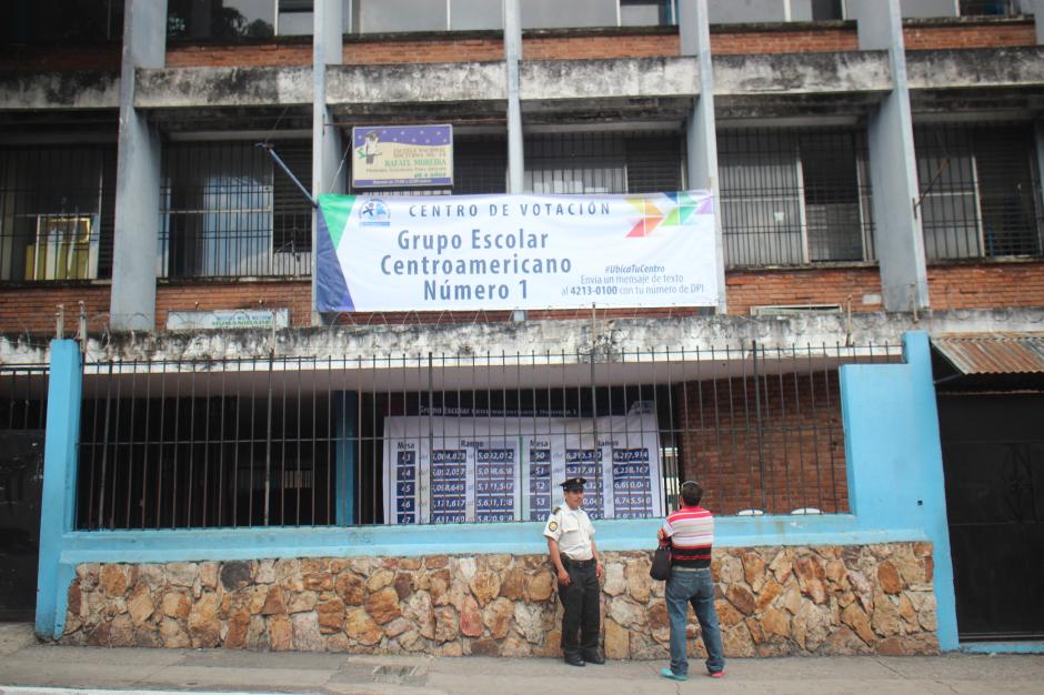 Los centros de votaci&oacute;n est&aacute;n listos para recibir a los ciudadanos que elegir&aacute;n a sus autoridades por los pr&oacute;ximos cuatro a&ntilde;os. Elementos de la Policia Nacional Civil se encuentran brindando seguridad perimetral. (Foto: Alejandro Bal&aacute;n/Soy502)