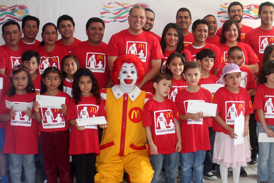 Los 20 ni&ntilde;os junto a un padre o encargado viajar&aacute;n a Brasil 2014 y saldr&aacute;n de la mano de los futbolistas en un partido del Mundial. (Foto: Luis Barrios/Soy502)