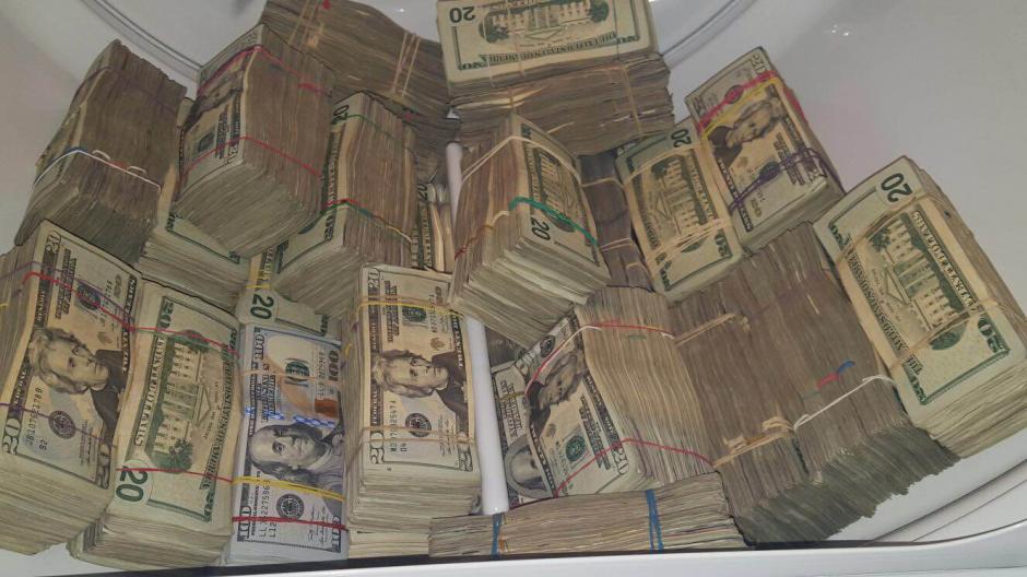 Los d&oacute;lares incautados estaban escondidos en el interior de una secadora de ropa. (Foto: MP)&nbsp;
