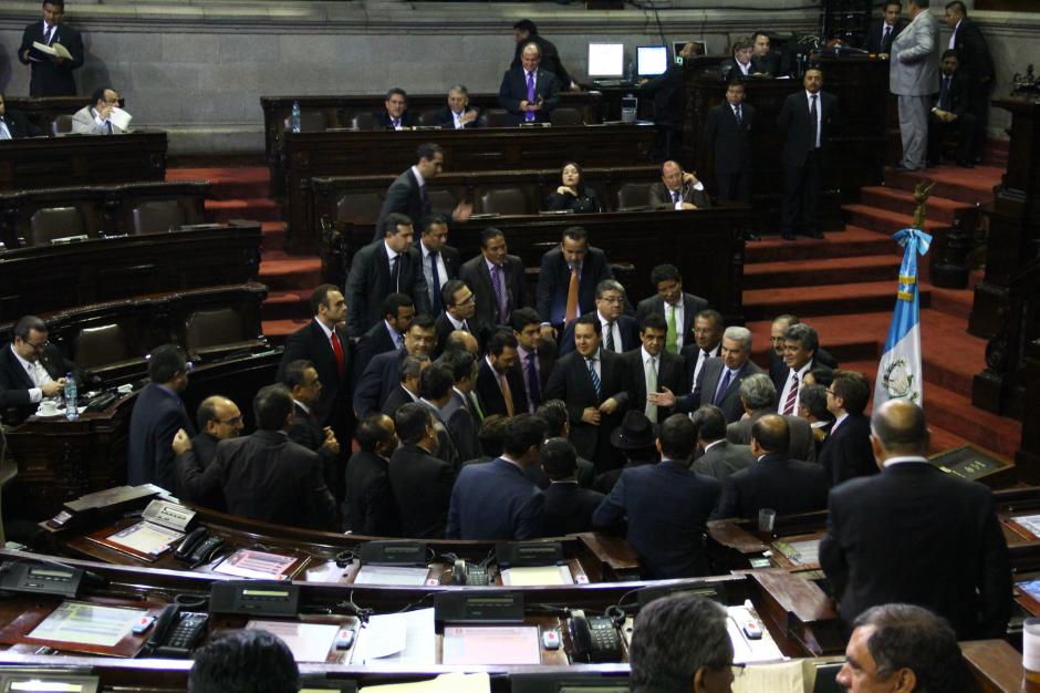 Luego de un receso de más de media hora que se les otorgó para conocer los expedientes de los candidatos, los diputados acordaron mejor votar otro día, ya que debían consultar a lo interno de los partidos políticos por quien votar. (Foto: Alexis Batres/Soy502)