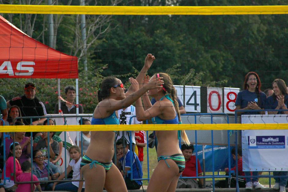 La dupla femenina de Guatemala festeja al vencer a su similar de Costa Rica en el segundo duelo del Preolimpico de la Juventud de Voleibol de Playa, que se disputa en las canchas del Campo de Marte en la zona 5 capitalina. (Luis Barrios/Soy502)