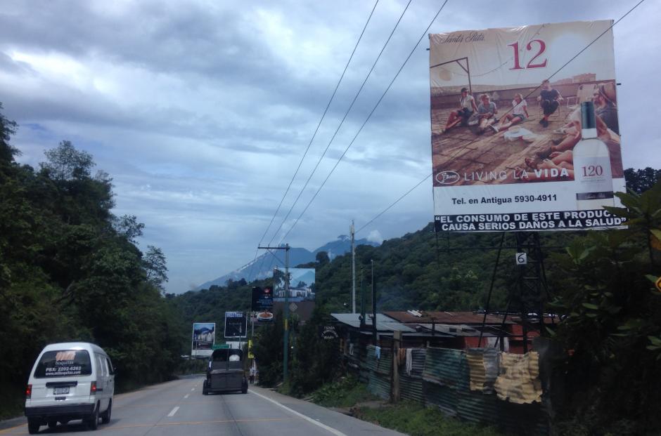 La ruta hacia Antigua Guatemala se ve invadida por vallas publicatarias gigantes, que ser&aacute;n retiradas en los pr&oacute;ximos d&iacute;as. (Foto: Fredy Hern&aacute;ndez/Soy502)