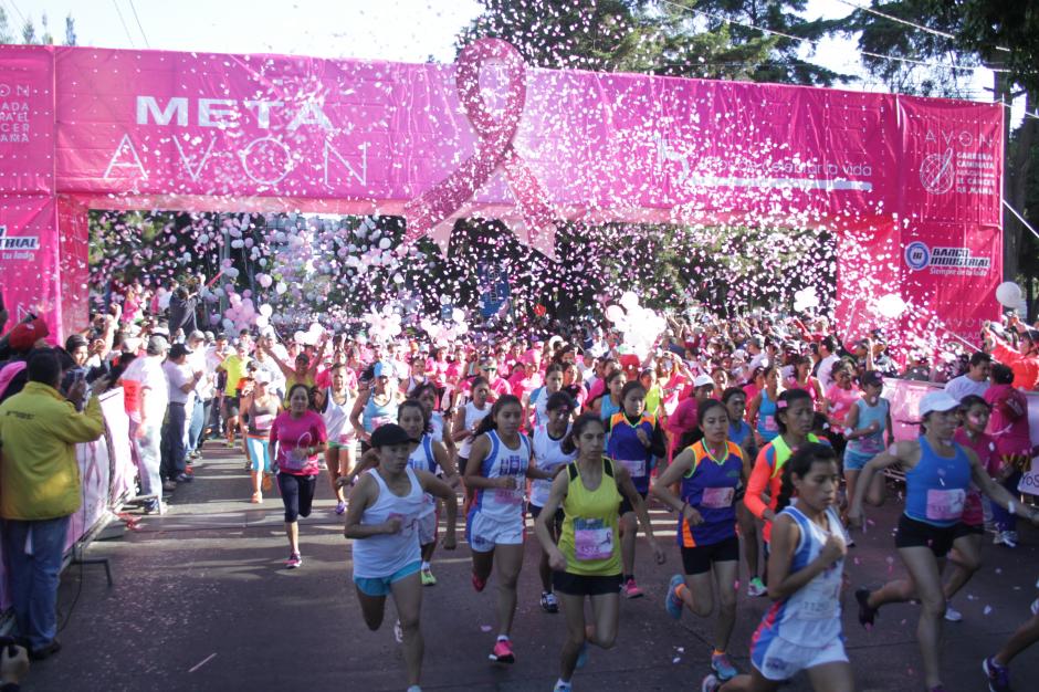 El Obelisco se llen&oacute; de color rosa y se vivi&oacute; una fiesta de hermandad. (Foto: Douglas Suruy/Soy502)