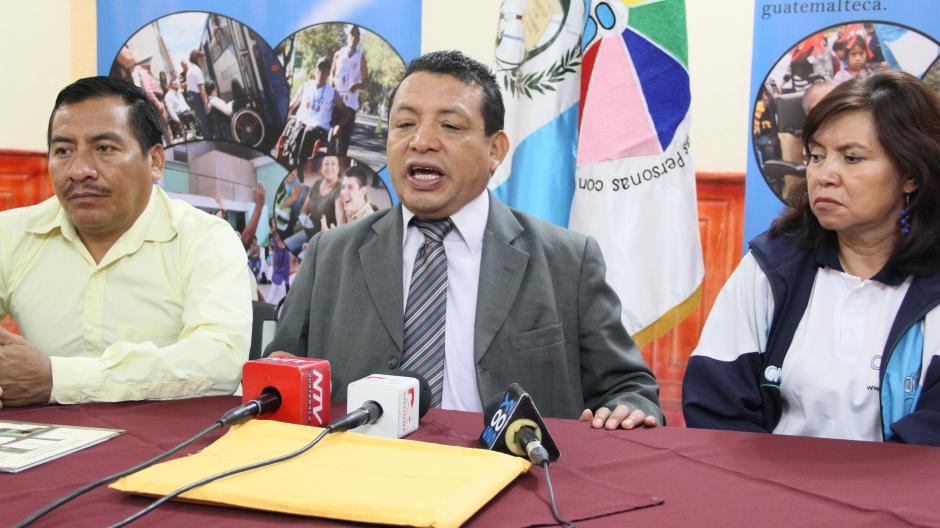 Los representantes de Conadi expusieron las necesidades que tienen y que deben ser solucionadas por el TSE para el proceso electoral del 2015. (Foto: Fredy Hern&aacute;ndez/Soy502)