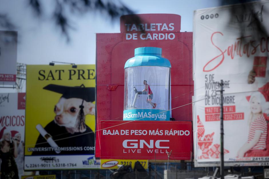 La valla viviente de GNC se encuentra entre el Estadio del Ejército y el Campo Marte. (Foto: George Rojas/Soy502)