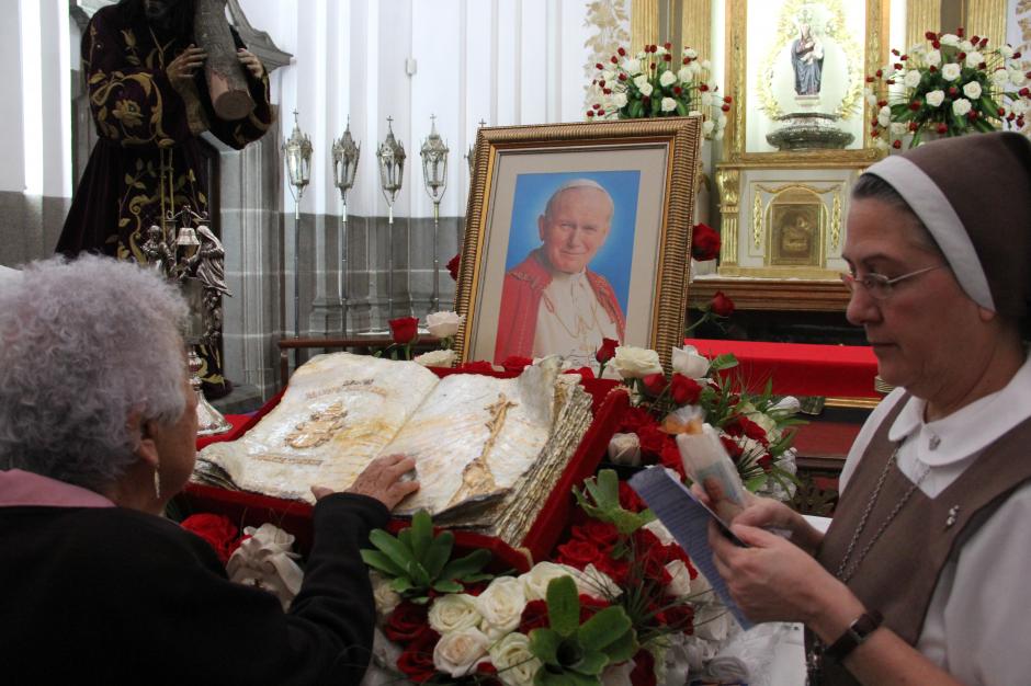 Los feligreses pudieron rezar frentre a las reliquias de San Juan Pablo II, que se encuentran en la capilla de la Virgen del Socorro, en la Catedral Metropolitana. (Foto: Fredy Hern&aacute;ndez/Soy502)