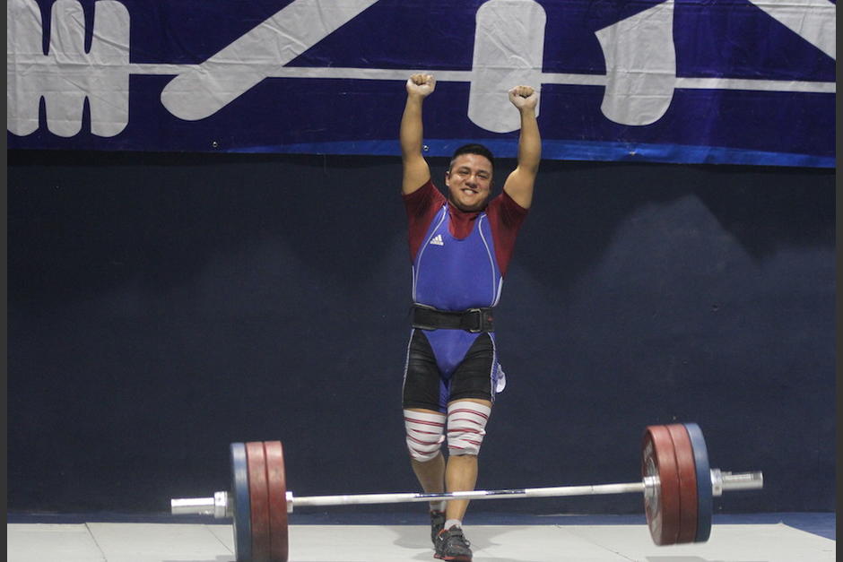 Valdiz&oacute;n celebra tras levantar los 165 kilogramos que le aseguraban el oro en envi&oacute;n y total. (Foto: Luis Barrios/Soy502)