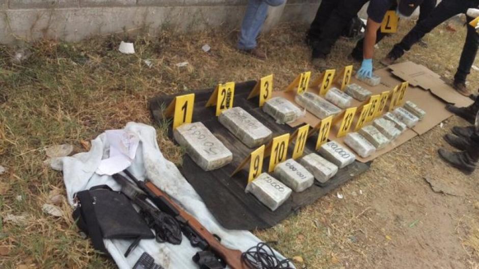 Los agentes a&uacute;n est&aacute;n contando el dinero. (Foto: PNC)