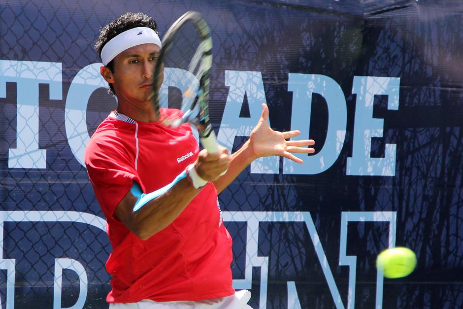 El tenista nacional, Christopher D&iacute;az, sufri&oacute; un duro rev&eacute;z, ala caer en la final de Gatorade Open, frente al espa&ntilde;ol, Enrique L&oacute;pez. (Luis Barrios/Soy502)