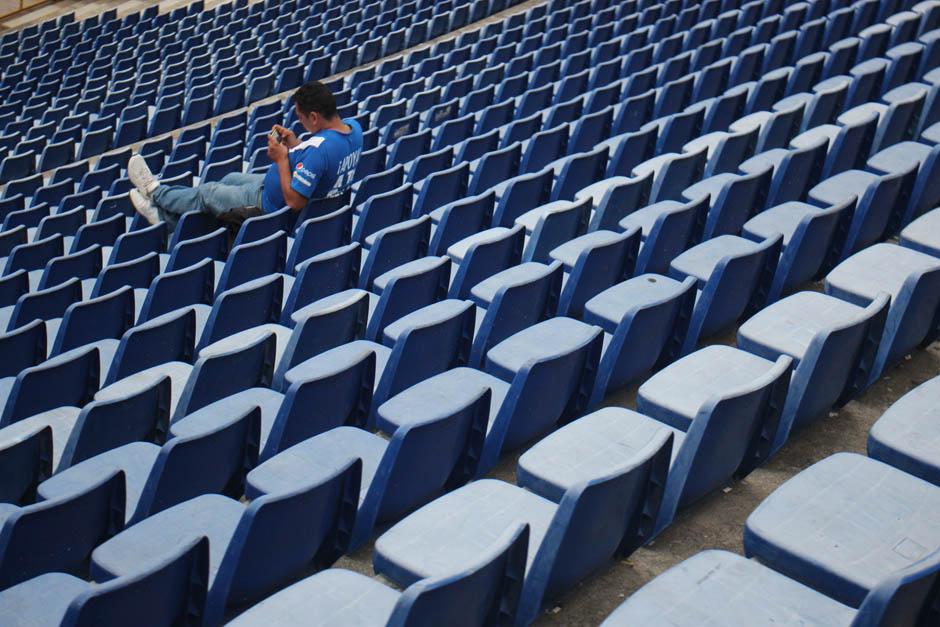 Un aficionado en la tribuna sur del Mateo Flores asistente al juego entre Guatemala y Bermudas. (Foto: Jos&eacute; D&aacute;vila/Soy502)