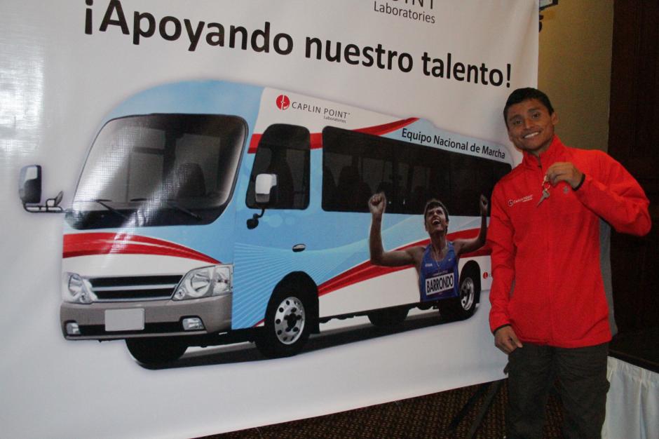 Erick Barrondo luce contento tras conseguir el objetivo de tener un bus propio para su equipo.&nbsp;(Foto: Douglas Suruy/Soy502)