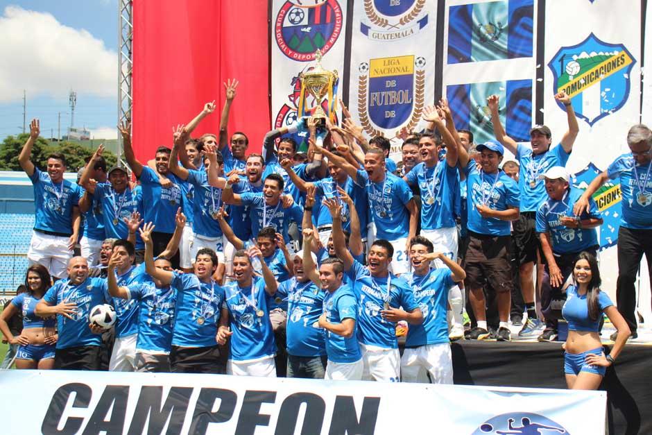 Comunicaciones festeja el Tetracampeonato, tras imponerse en la final a Municipal.&nbsp;(Foto: Jos&eacute; D&aacute;vila/Soy502)