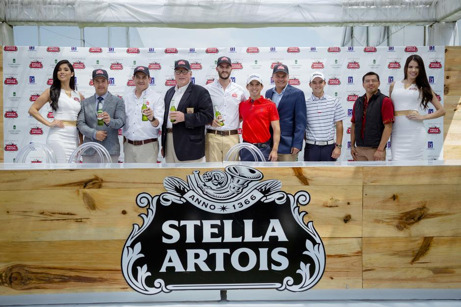Representantes de Ambev Centroam&eacute;rica, junto a representantes de PGA Tour Latinoam&eacute;rica y jugadores guatemaltecos. (Foto: George Rojas/Soy502)