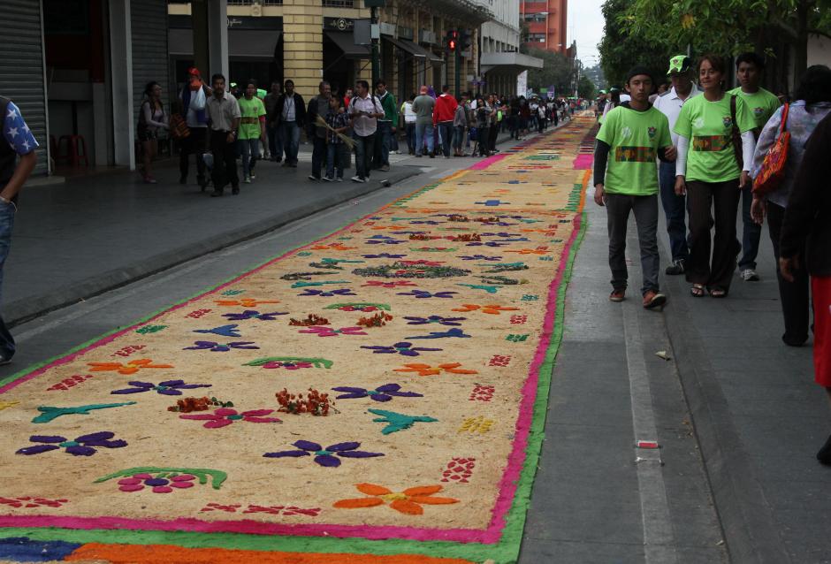Cientos de voluntarios participaron en la elaboraci&oacute;n de la alfombra que mide 2 mil 300 metros. La misma se inicio a elaborar desde el parque Jocotenango hasta la 18 calle, zona 1. (Foto: Rolando Alvarado/Soy502)&nbsp;