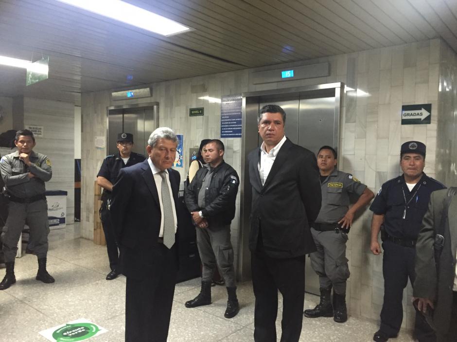 Gustavo Martínez (d) ex secretario privado de la presidencia y César Augusto Medina Farfán durante un receso en Tribunales, antes de conocer que serían beneficiados con la libertad condicional. (Foto: Evelyn de León/Soy502)&nbsp;