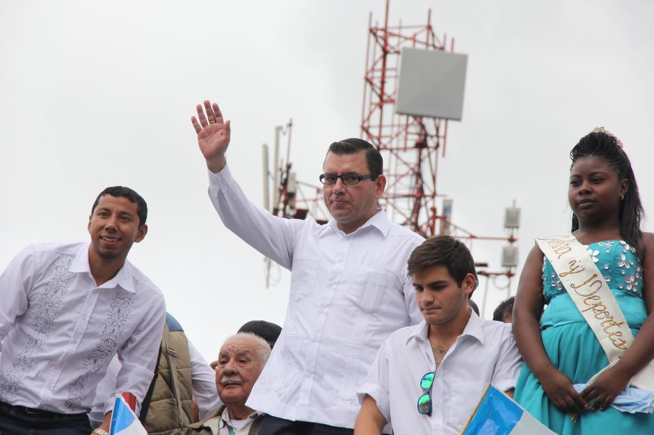 Manuel Baldiz&oacute;n particip&oacute; en una caminata este domingo. En la foto tambi&eacute;n aparece el portero de Comunicaciones, Juan Jos&eacute; Paredes. (Foto: Nuestro Diario)
